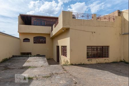Casa à venda com 250m², 4 quartos e 5 vagas Casa à venda com 250m², 4 quartos e 5 vagasFachada
