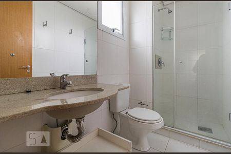 Banheiro de apartamento à venda com 1 quarto, 58m² em Três Figueiras, Porto Alegre