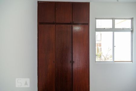 Apartamento para alugar com 90m², 2 quartos e 1 vaga Apartamento para alugar com 90m², 2 quartos e 1 vagaArmário do Quarto 2