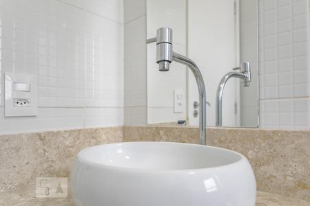 Apartamento para alugar com 72m², 3 quartos e 2 vagas Apartamento para alugar com 72m², 3 quartos e 2 vagasBanheiro