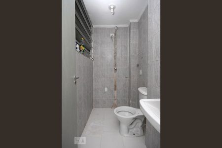 Banheiro de kitnet/studio para alugar com 1 quarto, 35m² em República, São Paulo