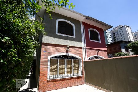 Casa à venda com 300m², 3 quartos e 2 vagas Casa à venda com 300m², 3 quartos e 2 vagasFachada