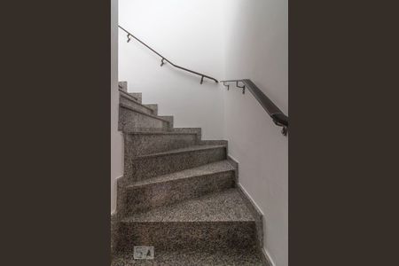 Casa para alugar com 80m², 2 quartos e 1 vaga Casa para alugar com 80m², 2 quartos e 1 vagaEscada