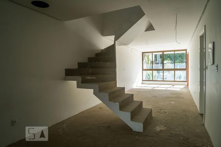 Casa de condomínio à venda com 202m², 3 quartos e 1 vagaEscada