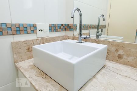 Apartamento para alugar com 71m², 2 quartos e 1 vaga Apartamento para alugar com 71m², 2 quartos e 1 vagaDetalhe banheiro social - Pia