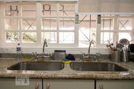 Casa à venda com 600m², 4 quartos e 1 vaga Casa à venda com 600m², 4 quartos e 1 vagaCozinha