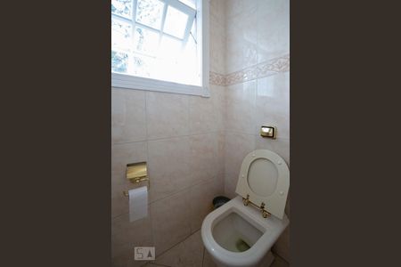 Casa à venda com 600m², 4 quartos e 1 vaga Casa à venda com 600m², 4 quartos e 1 vagaBanheiro