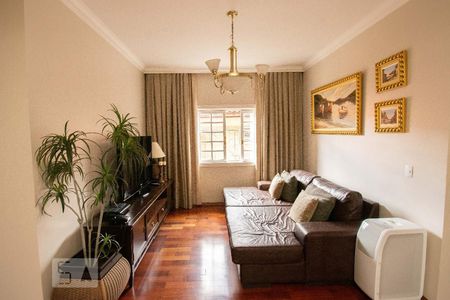 Casa à venda com 600m², 4 quartos e 1 vaga Casa à venda com 600m², 4 quartos e 1 vagaSala de TV