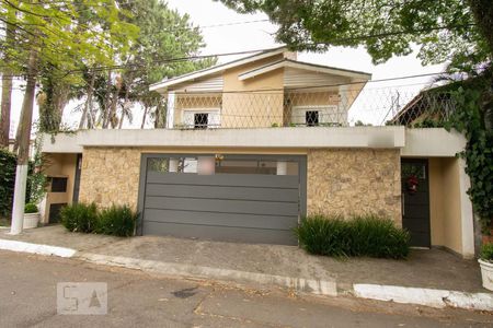 Casa à venda com 600m², 4 quartos e 1 vaga Casa à venda com 600m², 4 quartos e 1 vagaFachada