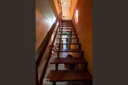 Casa à venda com 227m², 4 quartos e 1 vaga Casa à venda com 227m², 4 quartos e 1 vagaEscada