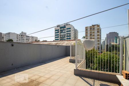 Casa à venda com 227m², 4 quartos e 1 vaga Casa à venda com 227m², 4 quartos e 1 vagaTerraço