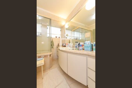 Apartamento à venda com 240m², 4 quartos e 2 vagas Apartamento à venda com 240m², 4 quartos e 2 vagasBanheiro do Quarto 2