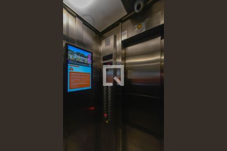 Apartamento à venda com 240m², 4 quartos e 2 vagas Apartamento à venda com 240m², 4 quartos e 2 vagasÁrea comum - Elevador