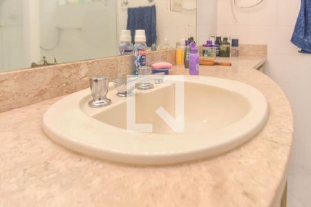 Apartamento à venda com 240m², 4 quartos e 2 vagas Apartamento à venda com 240m², 4 quartos e 2 vagasBanheiro 2