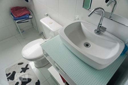 Casa de condomínio à venda com 70m², 2 quartos e 2 vagasBanheiro Social