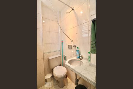 Banheiro de kitnet/studio para alugar com 1 quarto, 30m² em República, São Paulo
