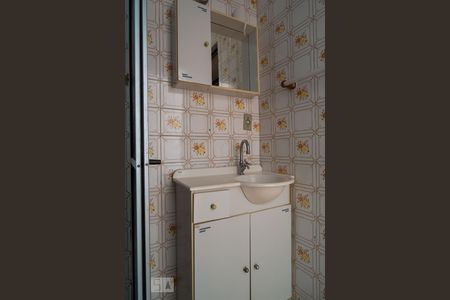 Banheiro de apartamento à venda com 1 quarto, 27m² em Rio Branco, Porto Alegre