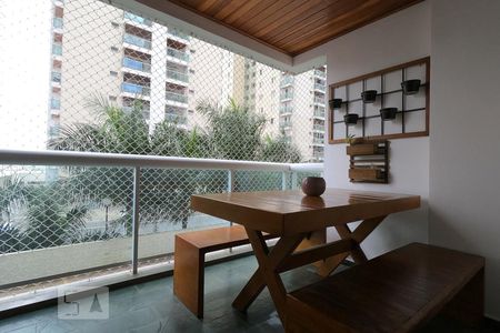 Apartamento à venda com 120m², 3 quartos e 2 vagas Apartamento à venda com 120m², 3 quartos e 2 vagasVaranda da Sala