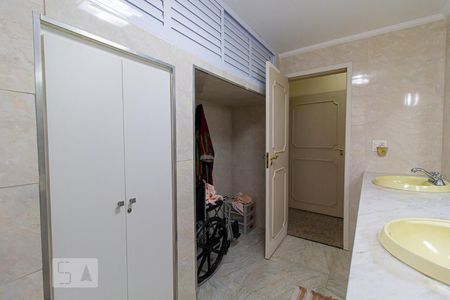 Apartamento à venda com 229m², 4 quartos e 2 vagasBanheiro das Suítes