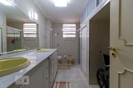 Apartamento à venda com 229m², 4 quartos e 2 vagasBanheiro das Suítes