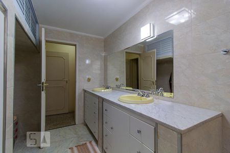 Apartamento à venda com 229m², 4 quartos e 2 vagasBanheiro das Suítes