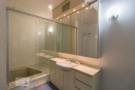 Banheiro da Suíte de apartamento para alugar com 3 quartos, 250m² em Floresta, Porto Alegre