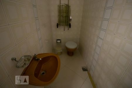 Casa à venda com 300m², 4 quartos e 5 vagasGaragem - Banheiro