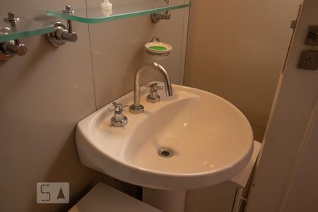 Casa à venda com 300m², 4 quartos e 5 vagasBanheiro da Suíte 2