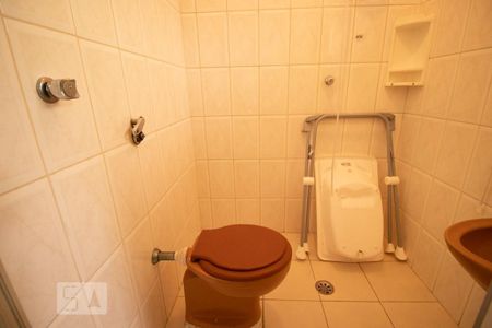 Casa à venda com 300m², 4 quartos e 5 vagasBanheiro de Serviço