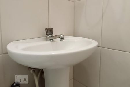 Casa de condomínio para alugar com 102m², 3 quartos e 2 vagasDetalhe banheiro social - Pia