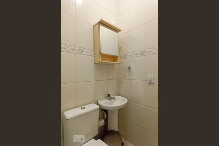 Casa de condomínio para alugar com 102m², 3 quartos e 2 vagasBanheiro social