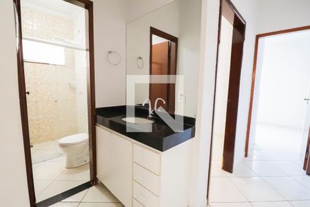 Casa para alugar com 156m², 4 quartos e 2 vagas Casa para alugar com 156m², 4 quartos e 2 vagasBanheiro social