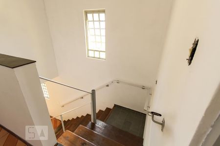 Casa à venda com 280m², 2 quartos e 2 vagas Casa à venda com 280m², 2 quartos e 2 vagasEscada
