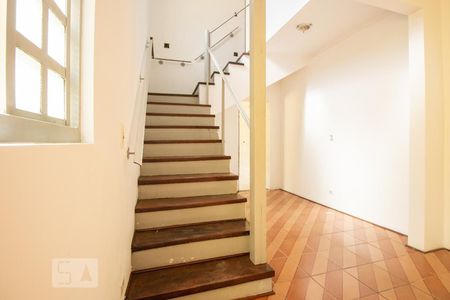 Casa à venda com 280m², 2 quartos e 2 vagas Casa à venda com 280m², 2 quartos e 2 vagasEscada