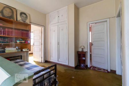 Casa à venda com 450m², 3 quartos e 4 vagas Casa à venda com 450m², 3 quartos e 4 vagasMezanino - acesso aos dormitórios