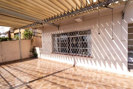 Casa à venda com 450m², 3 quartos e 4 vagas Casa à venda com 450m², 3 quartos e 4 vagasTerraço