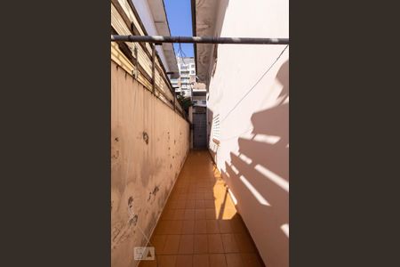 Casa à venda com 450m², 3 quartos e 4 vagas Casa à venda com 450m², 3 quartos e 4 vagasÁrea externa - corredor lateral