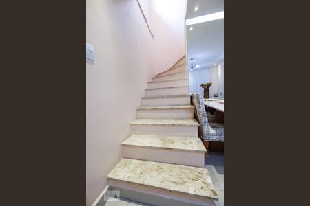 Escada de casa à venda com 2 quartos, 168m² em Jardim Monjolo, São Paulo