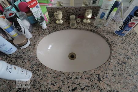 Apartamento à venda com 186m², 3 quartos e 3 vagasBanheiro da Suite 2  - pia