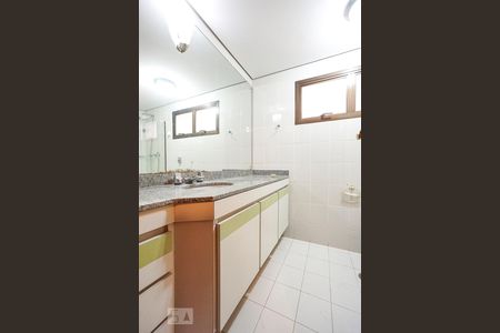 Apartamento à venda com 200m², 4 quartos e 3 vagas Apartamento à venda com 200m², 4 quartos e 3 vagasBanheiro da suíte 02