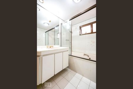 Apartamento à venda com 200m², 4 quartos e 3 vagas Apartamento à venda com 200m², 4 quartos e 3 vagasBanheiro da suíte 03