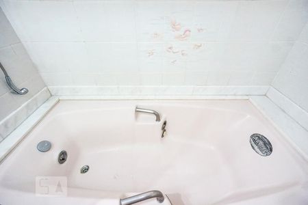 Apartamento à venda com 200m², 4 quartos e 3 vagas Apartamento à venda com 200m², 4 quartos e 3 vagasBanheira