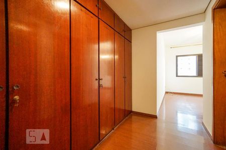 Apartamento à venda com 200m², 4 quartos e 3 vagas Apartamento à venda com 200m², 4 quartos e 3 vagasCloset da suíte 02