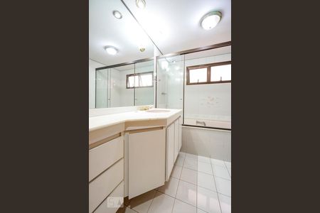 Apartamento à venda com 200m², 4 quartos e 3 vagas Apartamento à venda com 200m², 4 quartos e 3 vagasBanheiro da suíte 03