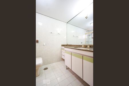 Apartamento à venda com 200m², 4 quartos e 3 vagas Apartamento à venda com 200m², 4 quartos e 3 vagasBanheiro da suíte 01