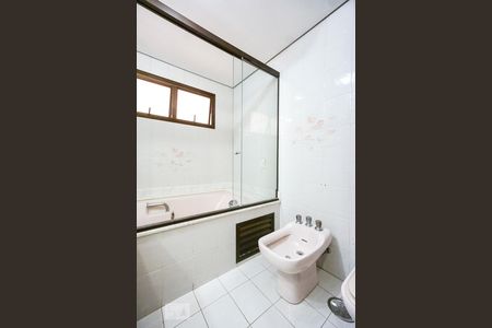 Apartamento à venda com 200m², 4 quartos e 3 vagas Apartamento à venda com 200m², 4 quartos e 3 vagasBanheiro da suíte 03