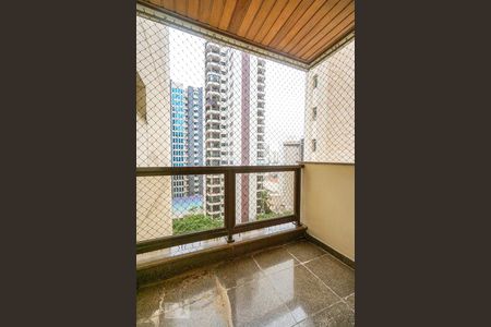 Apartamento à venda com 200m², 4 quartos e 3 vagas Apartamento à venda com 200m², 4 quartos e 3 vagasVaranda da suíte 03