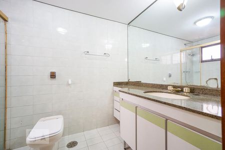 Apartamento à venda com 200m², 4 quartos e 3 vagas Apartamento à venda com 200m², 4 quartos e 3 vagasBanheiro da suíte 01