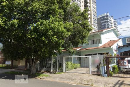 Casa à venda com 238m², 3 quartos e 3 vagas Casa à venda com 238m², 3 quartos e 3 vagasFachada