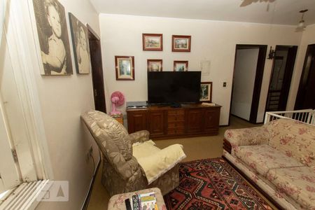 Casa à venda com 238m², 3 quartos e 3 vagas Casa à venda com 238m², 3 quartos e 3 vagasSala de TV
